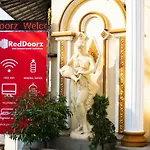 RedDoorz near Jimbaran Market Bandungan